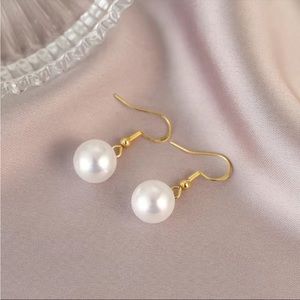 BRAND NEW 🤍🐚SUPER CLASSY Gold Plated Staple White Pearl Earrings Drop Earrings
